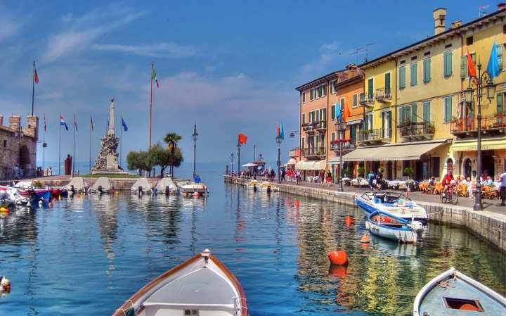 FREE TIME LAKE GARDA The Easter part of Lake Garda is an area to discover! Small villages at the foot of hills and mountains cultivated with olive and vineyards thanks to the mild climate.