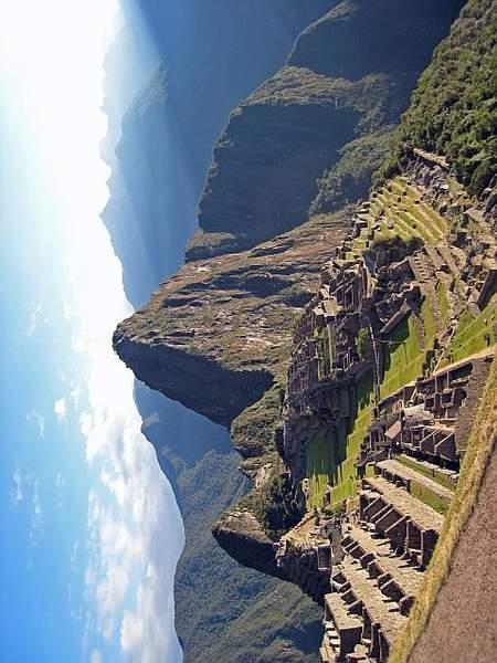 Slika 11: Obrnjena slika predstavlja obris gorskega grebena, ki simbolizira Inko 15»Arheološki dokazi (skupaj z nedavno obdelavo zgodnjih kolonialnih listin) kažejo, da Machu Picchu ni bilo navadno