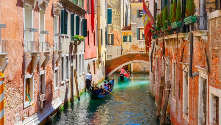 SPECIAL EVENING IN VENICE Combined Tour VENETIAN SAVORS & LEGENDS AND GHOSTS OF VENICE (4h) ** FREE SALE ** The tour foresees an expert tour guide accompanying you through the Venetian calli