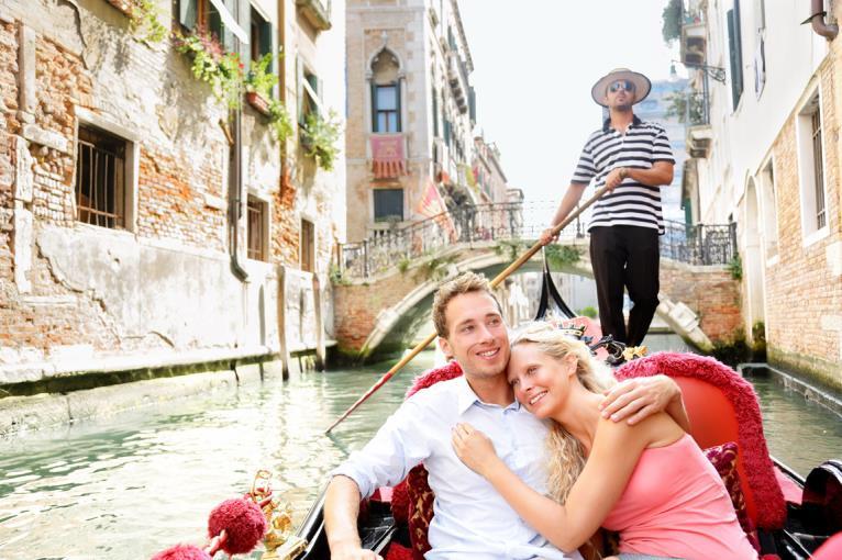 TOUR GONDOLA SERENADE (30 m) ** FREE SALE ** A promenade by gondola (about 30 minutes); the elegant way to cross the Grand Canal.