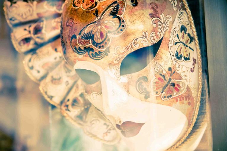 Tour CREATE YOUR OWN VENICE CARNIVAL MASK DECORATION COURSE (1h) With this new activity the customers can choose locally to join one of these courses: COURSE OF PRODUCTION Your instructor will
