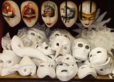 The participants at the end of the hour will keep their mask as a very special souvenir to bring back home.