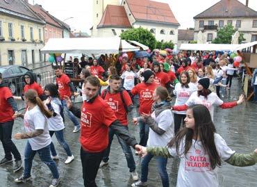 Zabavne ritme, v katerih so plesali osnovnošolci, so zamenjali narodnozabavni, ki jih je iz ljudskih glasbil izvabil ansambel Navihanci, ki deluje pri enoti VDC Polž v Slovenski Bistrici.