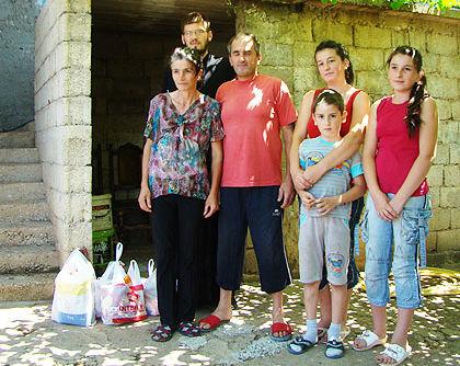 Породица Бабић из Локава Непуних месец дана након прве посете и обиласка вишечланих породица у Херцеговини у долини Неретве, Хуманитрана
