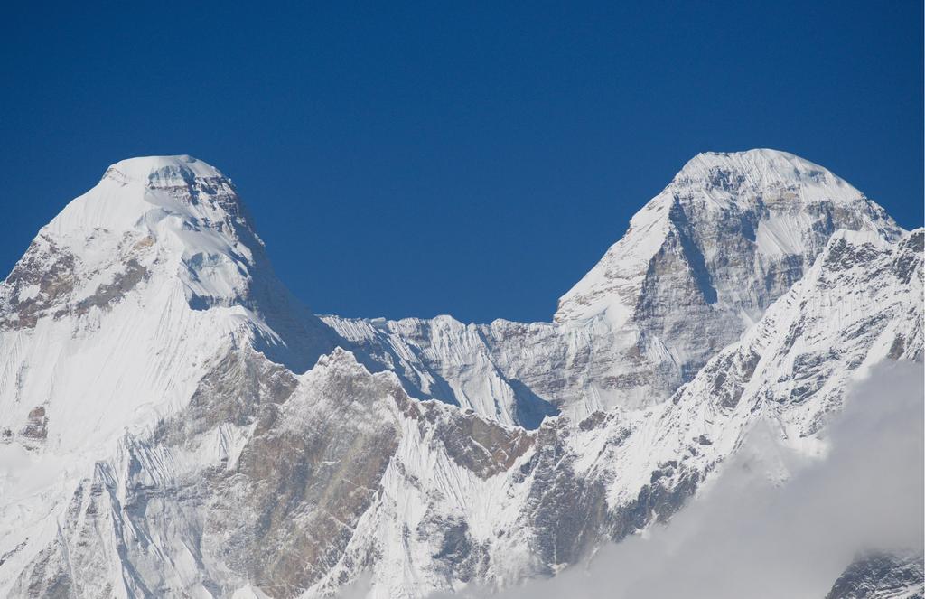 2km long ridge connecting the twin peaks at 6666m The twin peaks of Nanda Devi are connected with a razor sharp ridge with a distance of around 2kms running at approximately