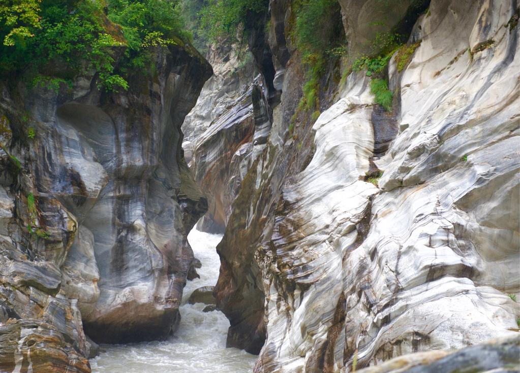 The initial 40kms of the Gori Ganga Valley is fairly