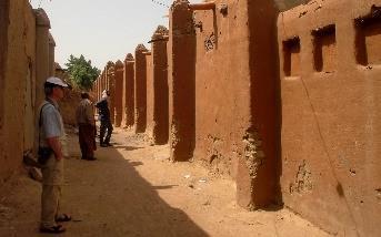 A pottery village and if time allows - a fishing village are visited. Arrival in Ségou in the late afternoon.