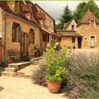 Gites de St Christophe - Gite Tournesol Summary Welcome to the Gȋtes de St Christophe, a haven of peace and tranquillity for all holiday makers, located in the UNESCO World Heritage village of Les