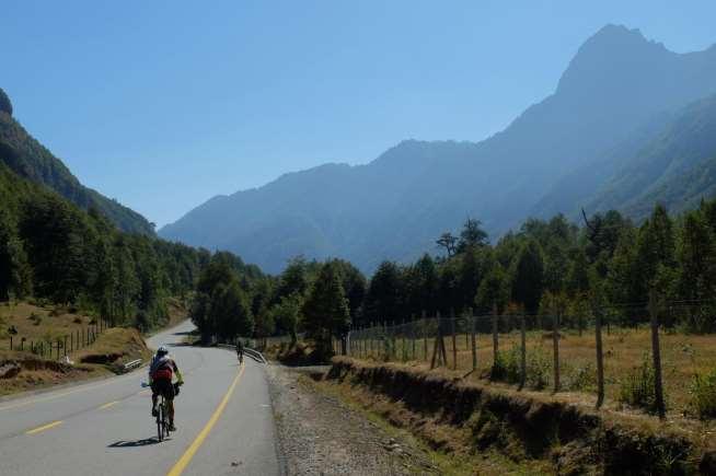 Chile - Argentina Road Cycling the Lake District of Chile and Argentina 2017-2018 Guided 13 days / 12 nights Discover a beautiful and fertile land at the northern gateway to Patagonia - a magical