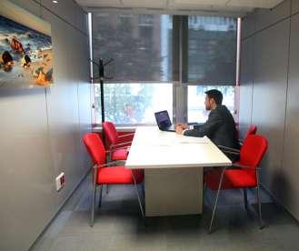 Retiro Meeting Room Up to 6 persons. Natural light.