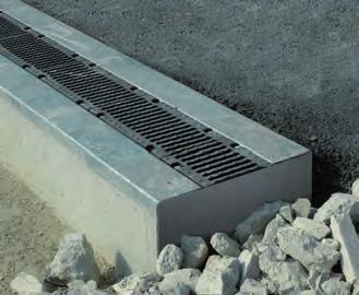 Со масивното бетонско тело, каналот може да ја издржи силата на