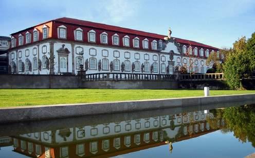 7 Attractions and things to do Centro Cultural Vila Flor (Culture centre) Centro cultural Viva Flor was opened in 2005, and is now one of the most important sightseeing destinations in Guimarães.