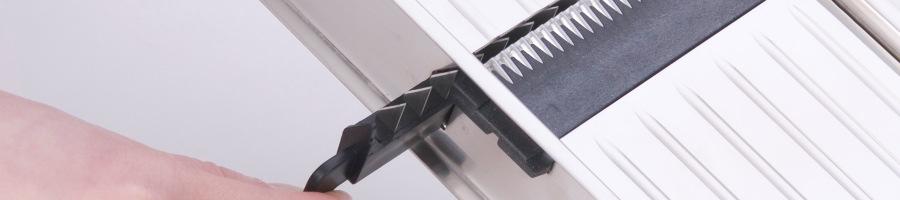 Note: The serrated blade should not be used in conjunction with julienne blades, because the blades may interfere with each other.