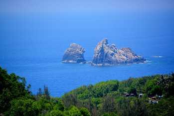 In order to explore Hon Seo, you can use boat services from tour companies or hire fishing boats from fishermen in Nhon Ly.