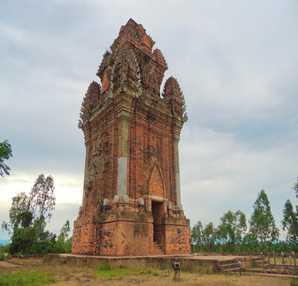 Banh It tower is the only surviving group that has many architectural styles. It is also one of the greatest tower groups of the Champa Kingdom.