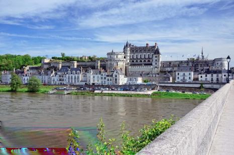 Take a 15-kilometre hike along the Corniche Angevine to Rochefort sur Loire.