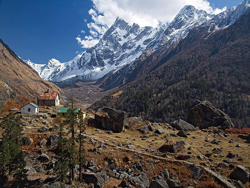 #9 Har ki Doon Trek Region: Uttarakhand Duration: 08 days Grade: Easy to Moderate Max Altitude: 11,675 Ft.