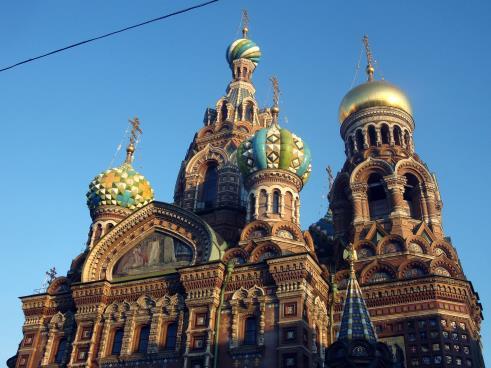 Spilled Blood is built according to the models of churches in Moscow and Yaroslavl of the 17th century. The decoration of the cathedral impresses with the richness and diversity of the elements.