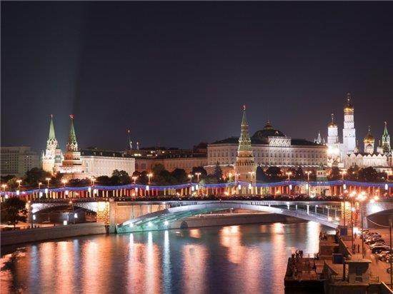 We will visit its most emblematic places: Red Square, Moscow University, Victory Park, main streets and historic squares. We will make several stops to enjoy Moscow at night.