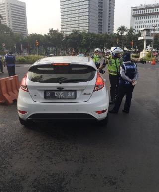 3 km East - West : 3.6 km Jakarta used to implement a 3 -in- 1Policy (HOV Lane) for 13 years, started in 2003.
