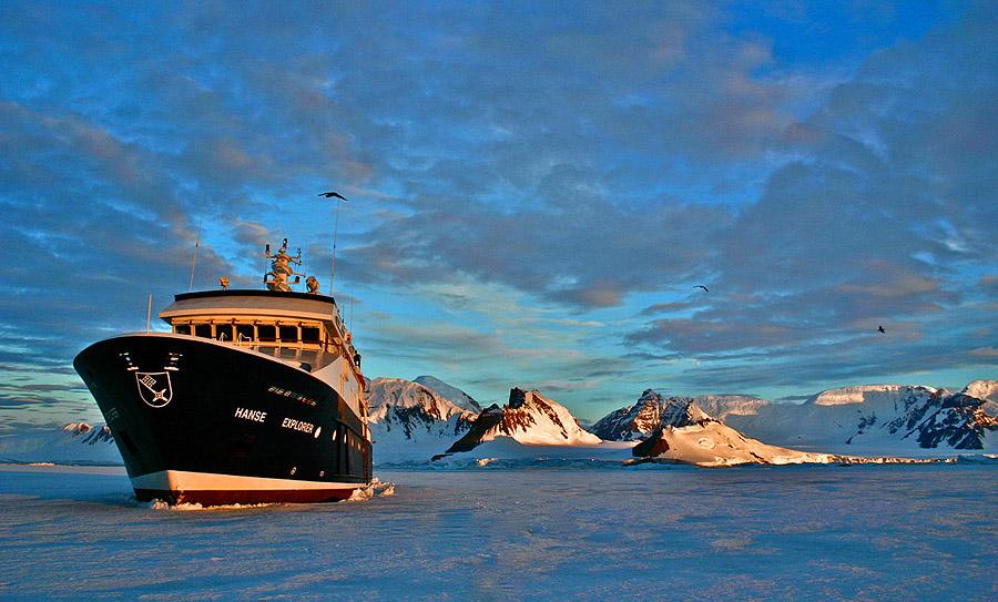 Lean over the bow as the captain drives HANSE EXPLORER s sturdy ice-class hull into the fast ice, wedging the ship firmly in position.