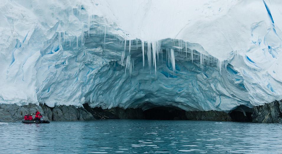 In the afternoon, we explore the Fish Islands in search of Blue-eyed shags, Adélie penguins, spectacular ice formations and