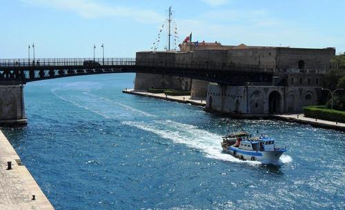 TARANTO Taranto is a city which overlooks the Ionian Sea and also known as the City of the two seas because it is washed by the Great Sea, or bay of the Great Sea, where vessels can remain in