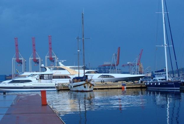 Directly at berths, yachts are provided with electricity, fresh water, diesel fuel, telephone