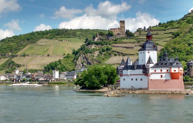 Then, downstream from Rüdesheim you will enter the Rhine Gorge, the most beautiful stretch
