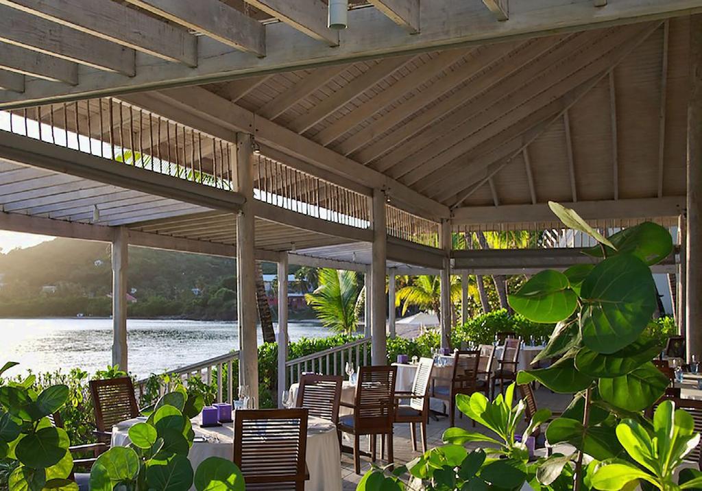 DINING Dining at Carlisle Bay is all about choosing the right restaurant to suit your mood, from a relaxed, foot-in-the-sand lunch delivered to your lounger in the Coconut Grove, to a romantic dinner