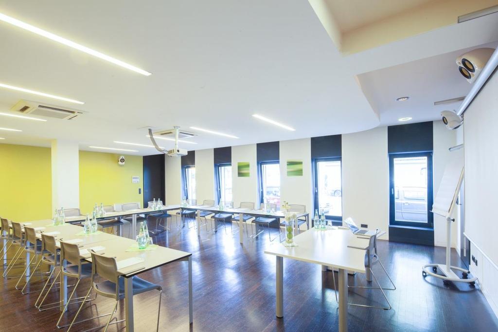 Cult I, 86 m² (ground floor) ceiling height: 2,47m Standard room equipment: - daylight (blacked out) - free WiFi - HD projector + screen - air conditioning - dolby surround system - whiteboard -