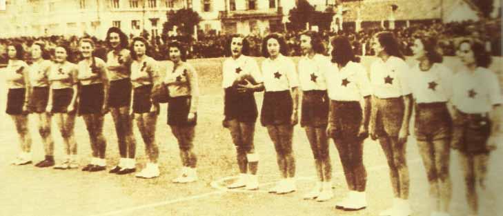 POČETCI SPLITSKE KOŠARKE Prije početka prve košarkaške utakmice u Splitu 16. prosinca 1945. godine između košarkašica FD Hajduk (u bijelim dresovima) i FD Zadar.