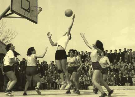 Prva splitska košarkaška reprezentativka Elvira Carbonini 1947. godine na Starom placu Nezaboravljena atraktivna igra najbolje splitske košarkašice Tatjane Zoković raširenih ruku.