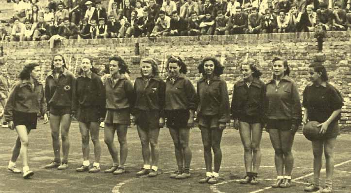 Prvakinje Hrvatske 1949. godine prije utakmice u Beogradu su nam dvije vrste majica bijele za utakmice i plave za treninge!