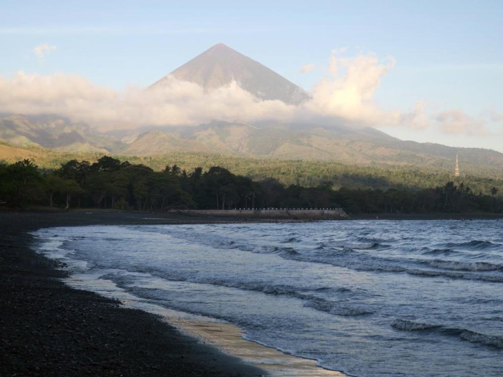 Turning our minds from paleoanthropology, we drove to the small town of Bajawa which is close to a beautiful volcano with an almost perfect pyramid shape, named Inerie.