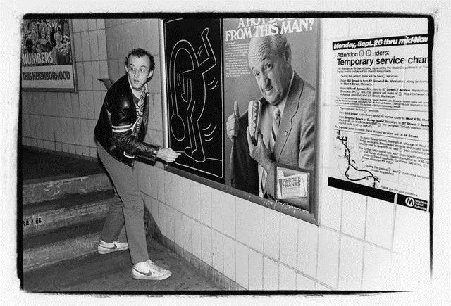 Кит Херинг С, друге стране, у Њујорк долази и Кит Херинг, који је 1980. почео да прави своје ноторне подземне цртеже на црном папиру.