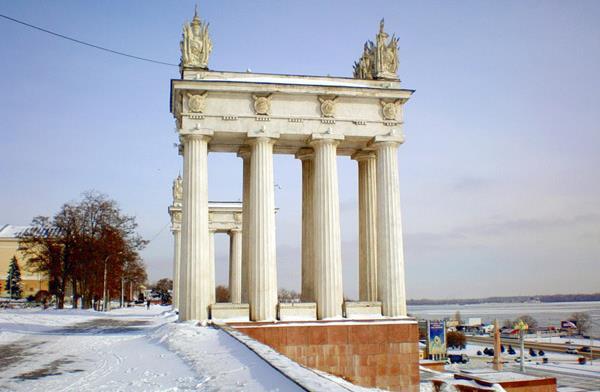 During the tour our guests will see all of the major city sights: Mamayev Kurgan, Alley of Heroes, Square of Fallen Heroes, Pavlov's house, Volga river City tour "Hero city
