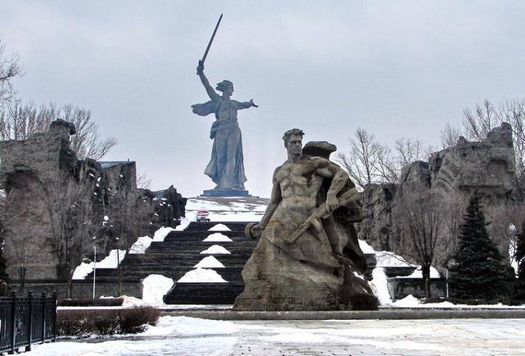 At the top of the Mamayev Hill, next to the unquestionable wonder of Russia the Motherland Statue, our guests will be met by Red Army musicians to perform a few famous Soviet