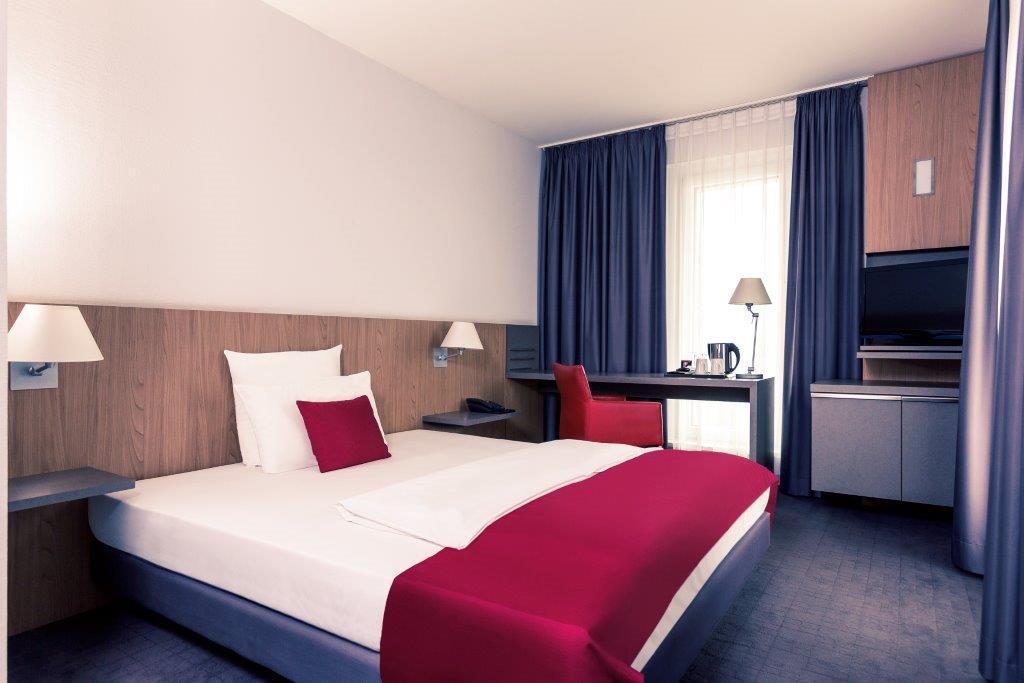 All of the modern rooms at the Mercure Hotel Hamburg Mitteare nonsmoking and have a stylish bathroom, coffee and tea facilities, satellite TV and Wi-Fi.