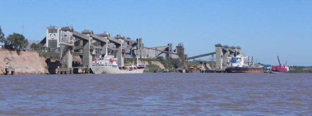 Ports and waterways ARGENTINA HAS ONE OF THE MOST IMPORTANT GRAINS EXPORT NODE Ports of Rosario - Timbúes 74 M TNS OF GRAINS AND