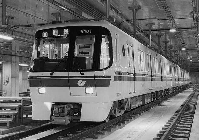 Kobe Subway s Series 50 for Seishin (Kobe Municipal Transportation Bureau) Osaka Monorail and Tokaido Shinkansen intersecting near Dainichi Station (Osaka Monorail Co. Ltd.