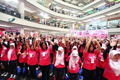 Various programs were organized during the event, such as talk show regarding health, free mammography program, Zumba party, special performance from Ello and Indonesia s Museum of Records (Museum