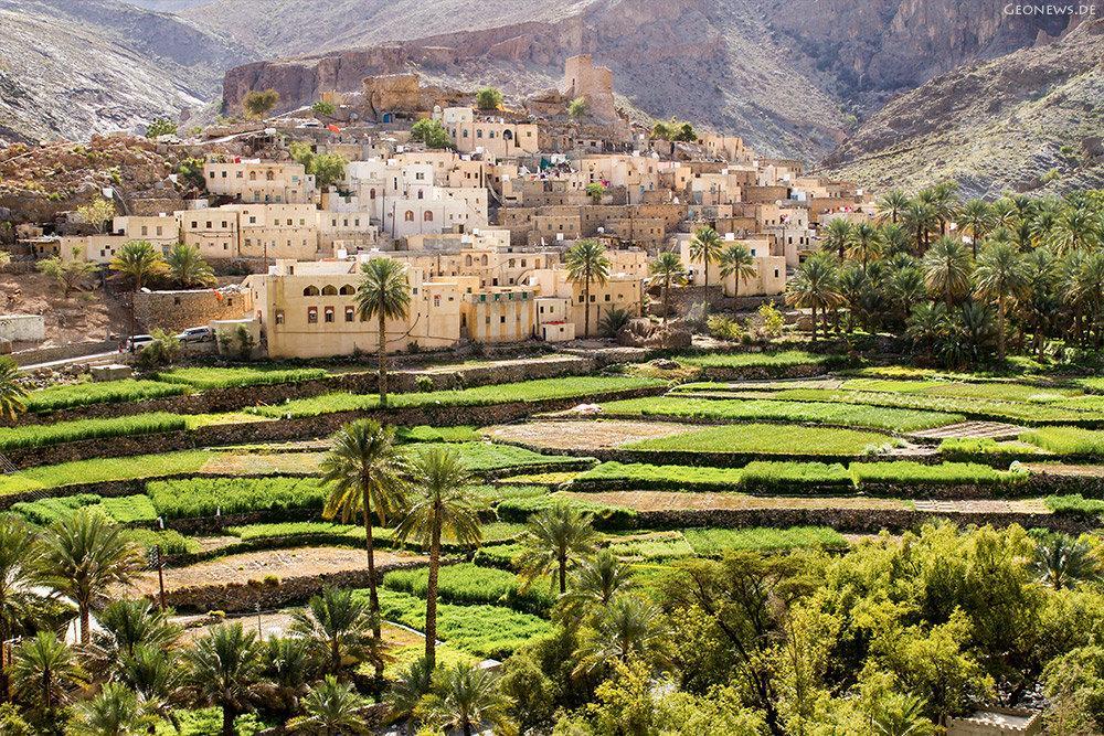 Wadi Bani Awf (Arabic: عوف بني (وادي covers a large area with several villages and is well known for its beautiful scenery. - Our first stop is Nakhal Fort perched on a rocky outcrop.