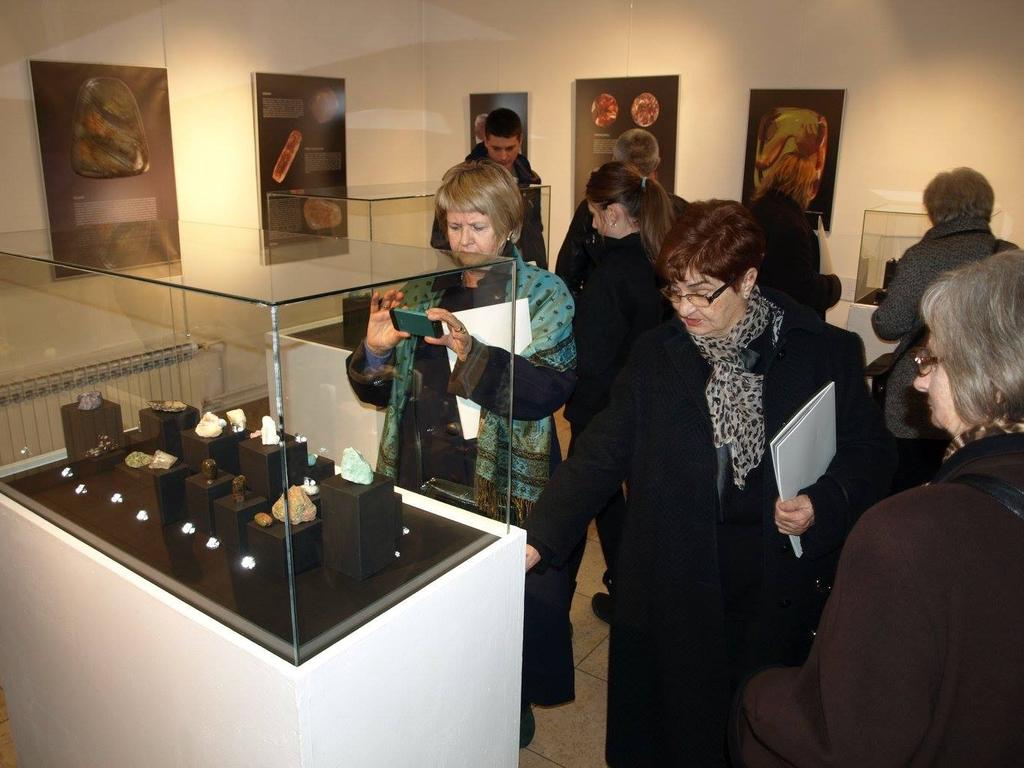Vijesti 53/1 IZLOŽBA SVIJET KRISTALA PATERA MARIJA CRVENKE Ivana Maruščak U Muzeju Brodskog Posavlja, kao jedan od programa manifestacije Noć muzeja 2016.