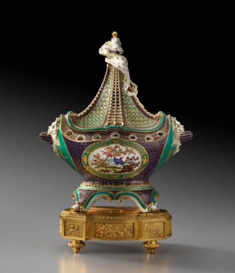 1762, soft-paste porcelain, The Frick Collection; photo: Michael Bodycomb jugs, and basins made at Sèvres, the preeminent eighteenthcentury French porcelain manufactory.