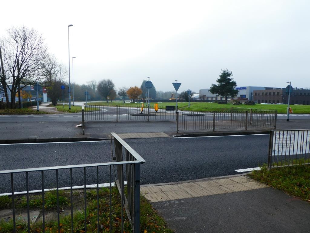 Picture 4(C): Pedestrians and cyclists wishing to access the station from Duxford Village have to cross the busy A505 road.