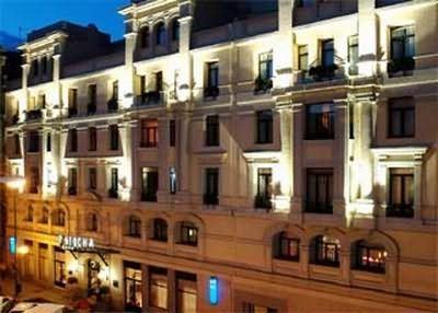 5. TRYP ATOCHA 4**** HOTEL C/ Atocha, 83 (metro: Atocha; phone: +34 913 300 500) The hotel is located in the centre area of Madrid, close to Prado Museum, Atocha Station, and of another