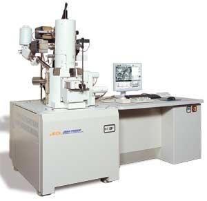 3.8.2 Skenirajući elektronski mikroskop Skenirajući elektronski mikroskop je savremeni uređaj koji uklanja jaz između optičkog i transmisionog elektronskog mikroskopa i omogućava direktno posmatranje