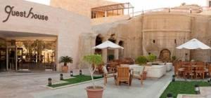 The charming airconditioned rooms feature a minibar, free wi-fi and satellite TV, as well as private bathrooms. tones reminiscent of the sands of Petra and Wadi Musa.
