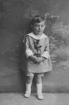 ПРИВАТНОСТ Војин Матић је рођен је 25. јула 1911. године у Великом Бечкереку (Зрењанин), као једино дете у лекарској породици, од оца Михајла Матића родом из Опова и мајке Наде Коко из Панчева.